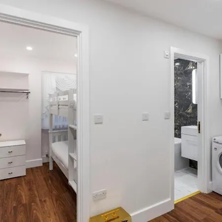 Apartment Metro Majesty 5-bedroom Gem In South Tottenham