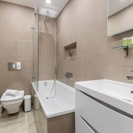 Metro Majesty 5-bedroom Gem In South Tottenham Apartment