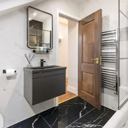 Apartment Metro Majesty 5-bedroom Gem In South Tottenham