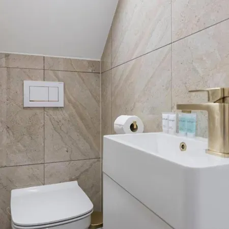 Metro Majesty 5-bedroom Gem In South Tottenham