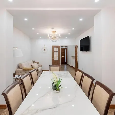 Apartment Metro Majesty 5-bedroom Gem In South Tottenham *