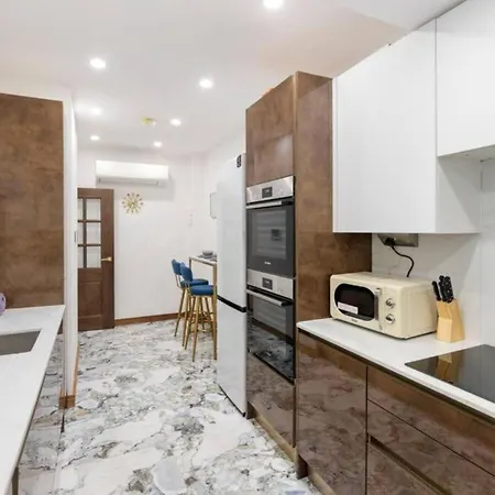 Metro Majesty 5-bedroom Gem In South Tottenham *