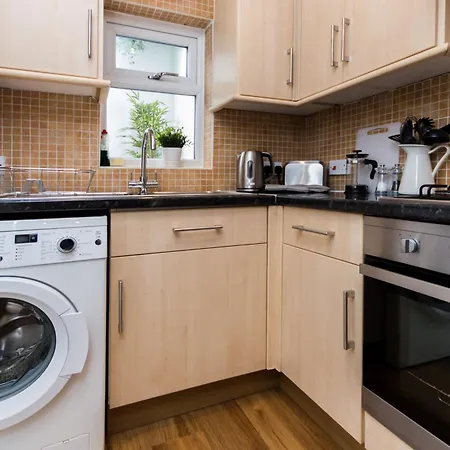 Amazing 1bdr With Private Decked Garden, Fast Wifi London