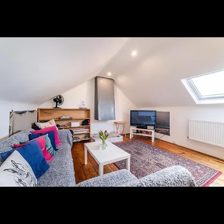 Sunny Roof Terrace 3 Bed Clapham Apartment