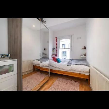 Sunny Roof Terrace 3 Bed Clapham Apartment *