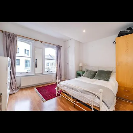 Sunny Roof Terrace 3 Bed Clapham Apartment London