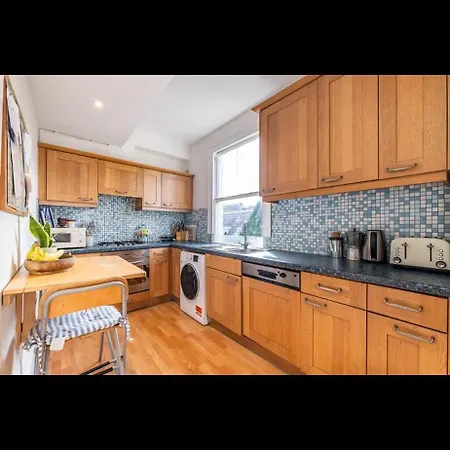 Sunny Roof Terrace 3 Bed Clapham Apartment