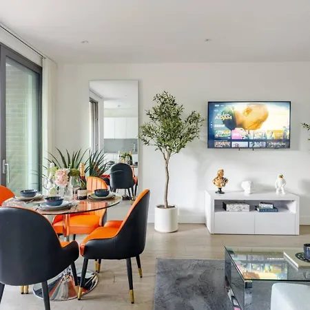 Luxurious 5 Mins To & Train Station Apartment *