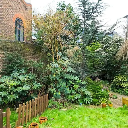 Vakantiehuis Spacious With Conservatory Dining Ptk *