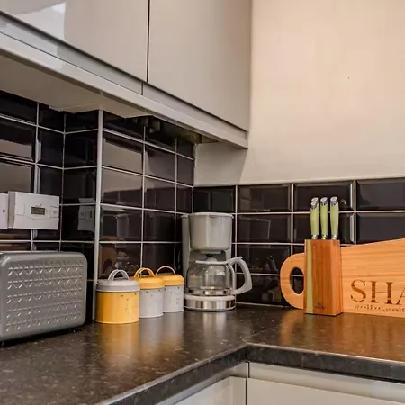Stylish 4bd Modern Flat In Peaceful Tadworth Apartment Purley