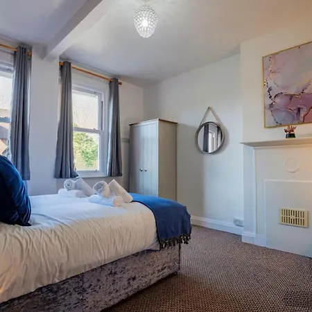 Stylish 4bd Modern Flat In Peaceful Tadworth