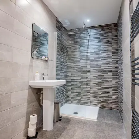 Stylish 4bd Modern Flat In Peaceful Tadworth Apartment Purley