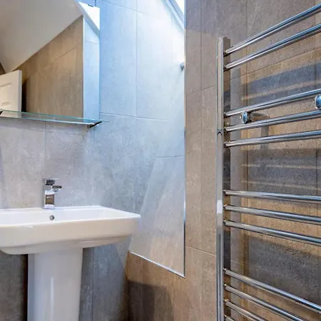Stylish 4bd Modern Flat In Peaceful Tadworth Apartment *