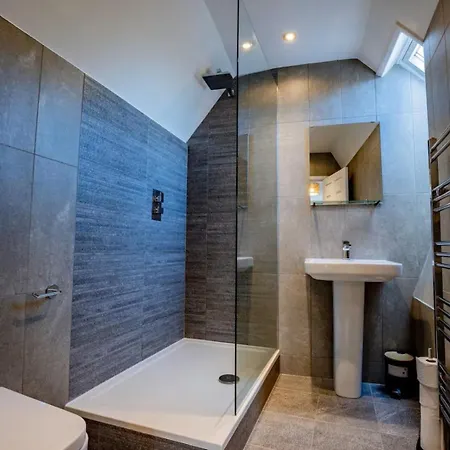 Apartment Stylish 4bd Modern Flat In Peaceful Tadworth *