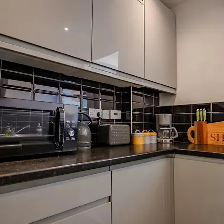 Stylish 4bd Modern Flat In Peaceful Tadworth