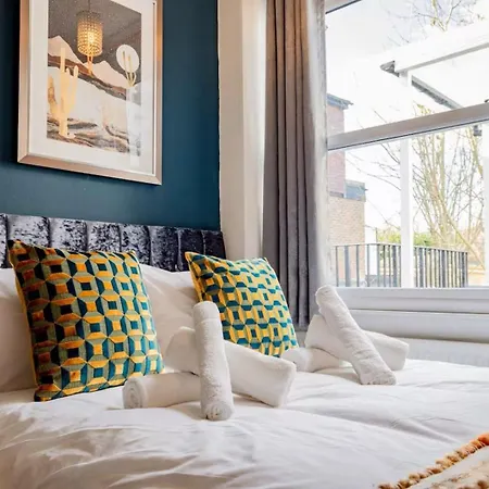 Stylish 4bd Modern Flat In Peaceful Tadworth Apartment *