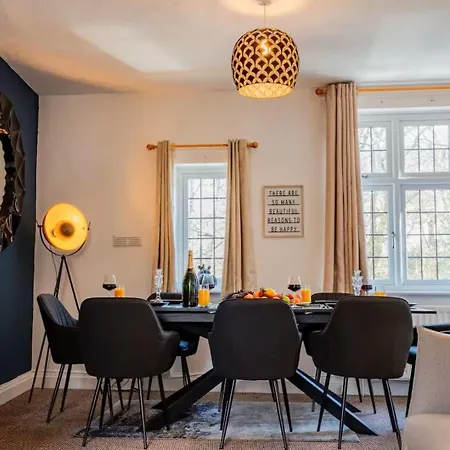Stylish 4bd Modern Flat In Peaceful Tadworth *