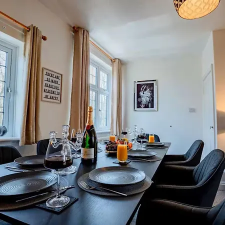 Stylish 4bd Modern Flat In Peaceful Tadworth