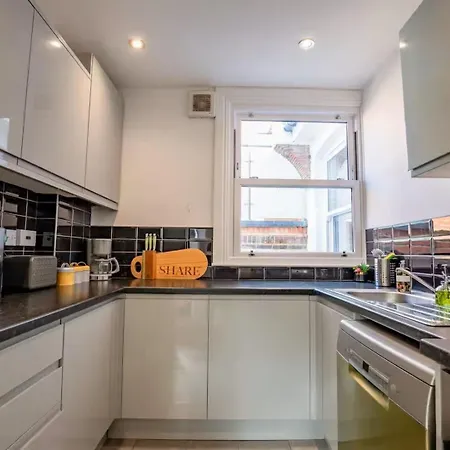 Stylish 4bd Modern Flat In Peaceful Tadworth