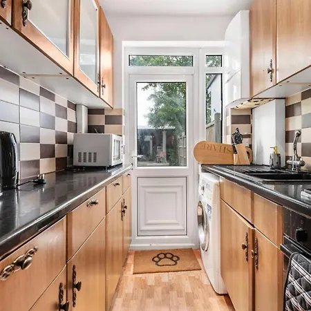 Stylish In New Malden: Comfort & Tranquility Apartment