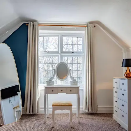 Apartment Stylish 4bd Modern Flat In Peaceful Tadworth *