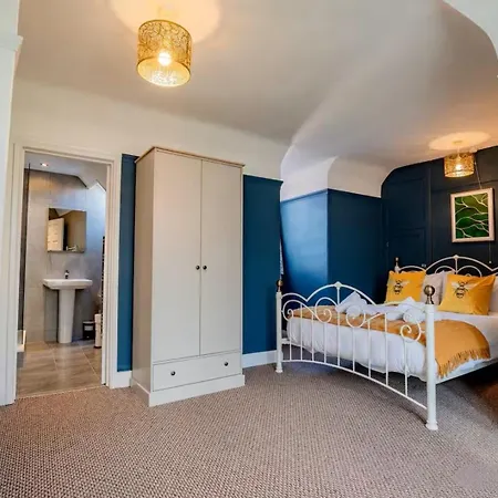 Stylish 4bd Modern Flat In Peaceful Tadworth *