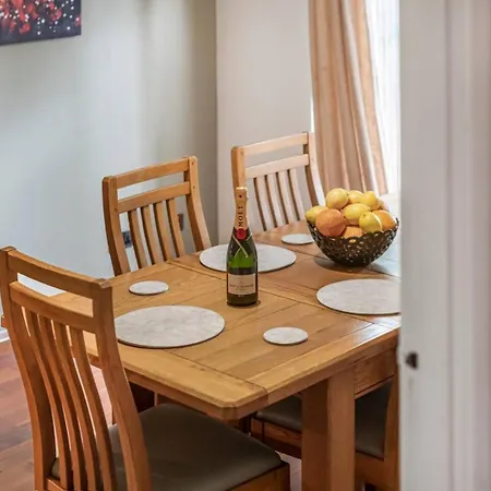 Stylish In New Malden: Comfort & Tranquility Apartment New Malden