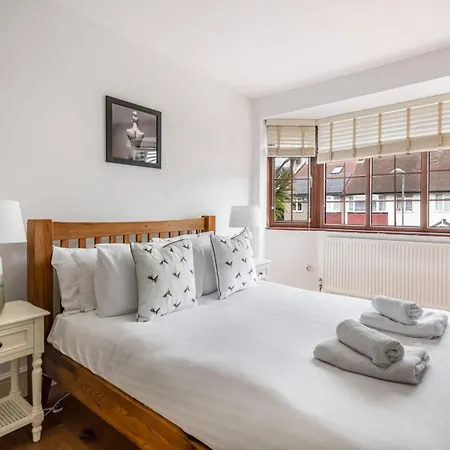 Apartment Stylish In New Malden: Comfort & Tranquility