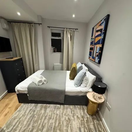 Ensuite Stylish - 3 Min To Trains - Pass The Keys * London