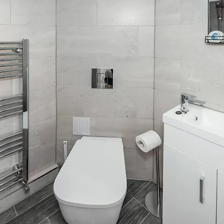 Chic Ensuite - 10% Off - 3 Min To Trains -pass The Keys Apartment