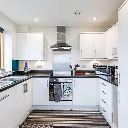Trendy Queen's Park With Views Across Apartment