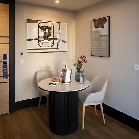 Hotel H10 Waterloo 4*