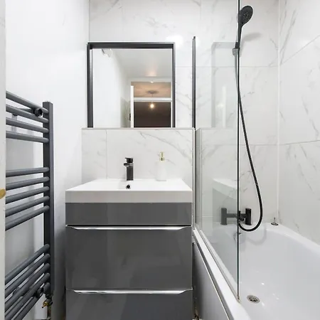 Lovely 2-bed 20 Mins To Apartment *