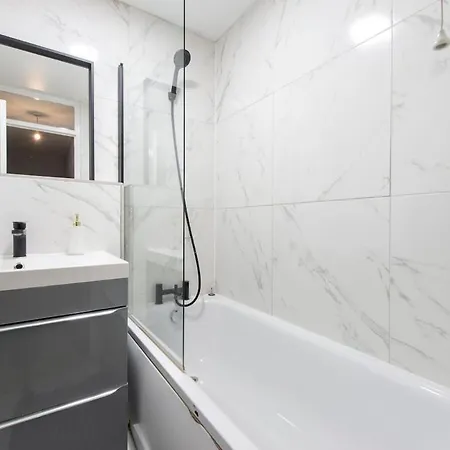 Lovely 2-bed 20 Mins To Apartment