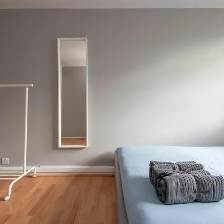 Apartment Lovely 2-bed 20 Mins To