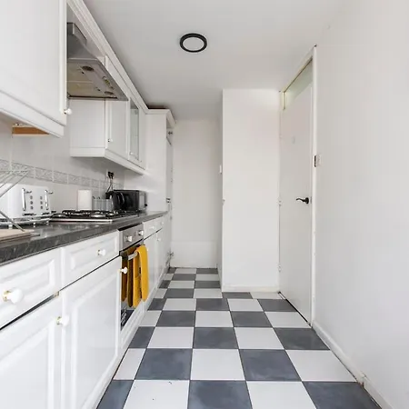 Lovely 2-bed 20 Mins To Apartment *