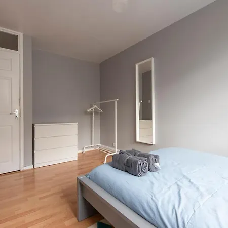 Apartment Lovely 2-bed 20 Mins To *