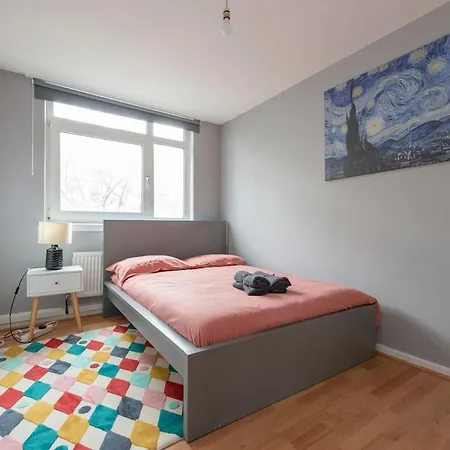 Lovely 2-bed 20 Mins To *