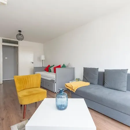 Apartment Lovely 2-bed 20 Mins To