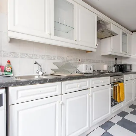 Lovely 2-bed 20 Mins To Apartment *