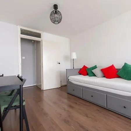 Lovely 2-bed 20 Mins To Apartment