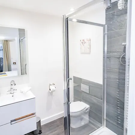 Apartment Spacious 2 Bedroom By Ls2g Short Lets & Serviced Greater With Free Wifi