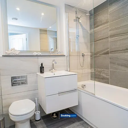 Spacious 2 Bedroom By Ls2g Short Lets & Serviced Greater With Free Wifi Appartamento Londra