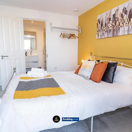 Spacious 2 Bedroom By Ls2g Short Lets & Serviced Greater With Free Wifi Appartamento