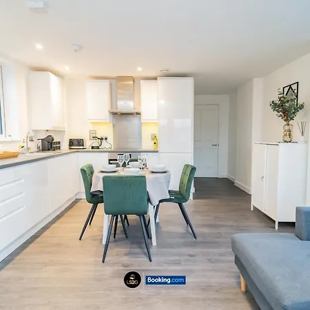 Apartment Spacious 2 Bedroom By Ls2g Short Lets & Serviced Greater With Free Wifi