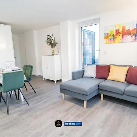 Spacious 2 Bedroom By Ls2g Short Lets & Serviced Greater With Free Wifi Appartamento