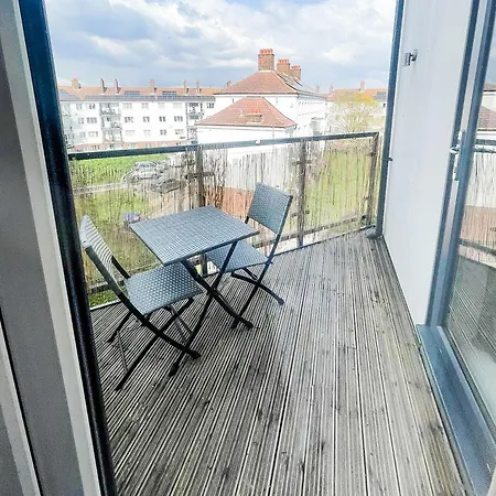 Spacious 2 Bedroom By Ls2g Short Lets & Serviced Greater With Free Wifi Apartment *