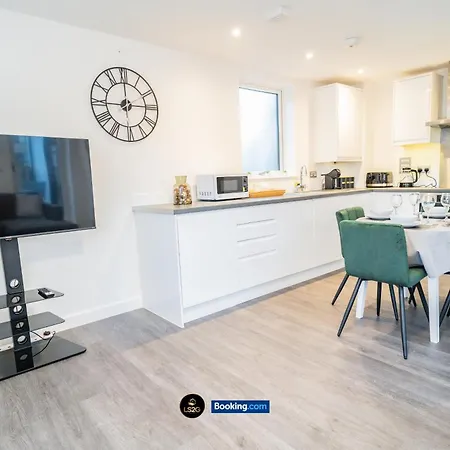 Spacious 2 Bedroom By Ls2g Short Lets & Serviced Greater With Free Wifi