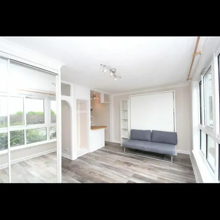 Mayfair Modern 2 Bed Apartment *
