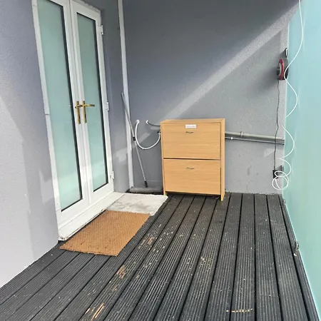 Newly Built Modern House With Free Parking 公寓